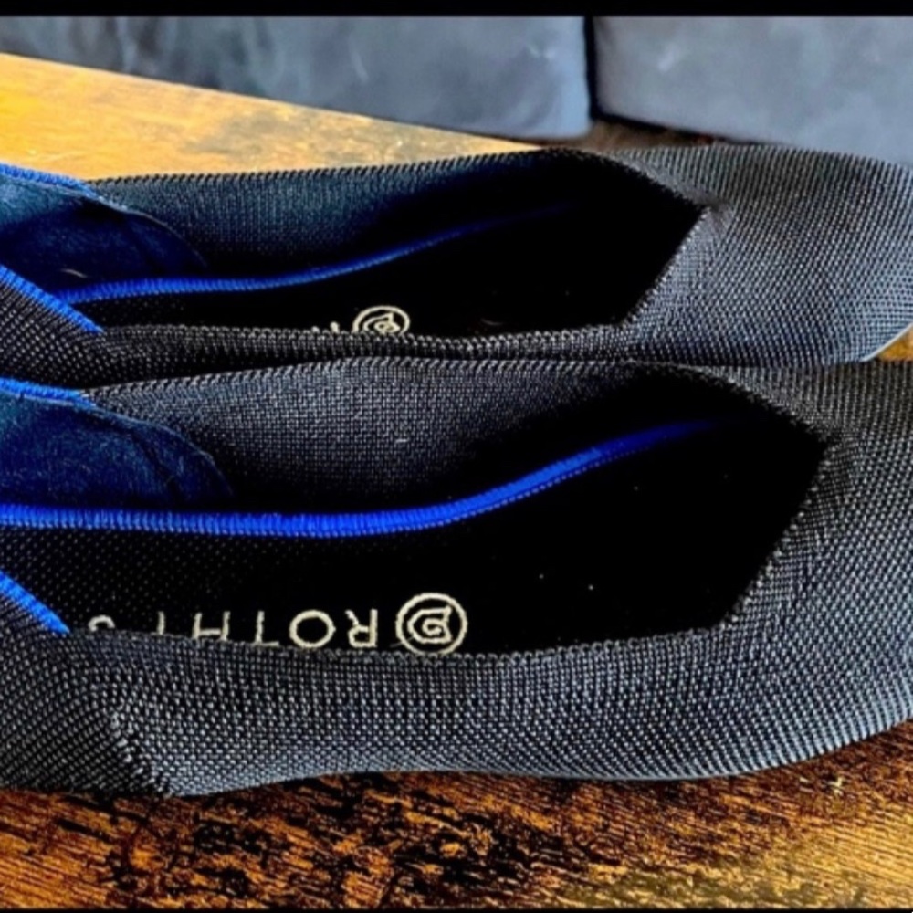 Worn only a couple of times. Comfortable but I need a wider shoe. Smoke/pet free